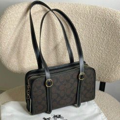 CH SWING ZIP BAG IN SIGNATURE CANVAS